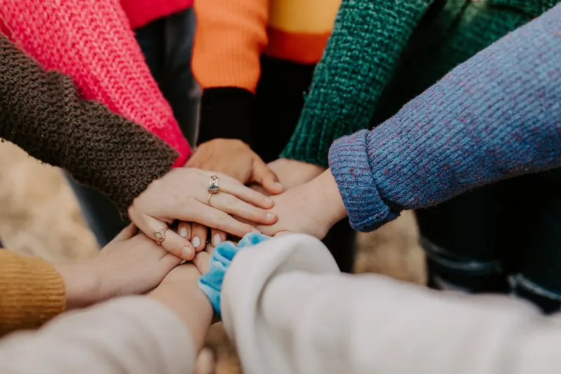 Mani unite al centro di un gruppo
